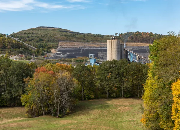 ウェストバージニア州のワナ周辺の秋の田舎のモノナリア郡鉱山 — ストック写真