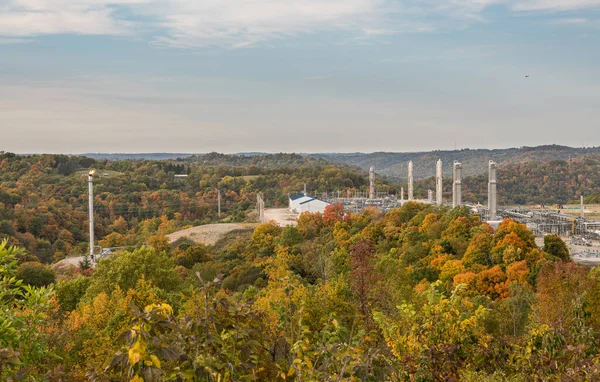 Pozo de gas natural y campo petrolífero haciendo fracking en Apalaches cerca de Moundsville —  Fotos de Stock