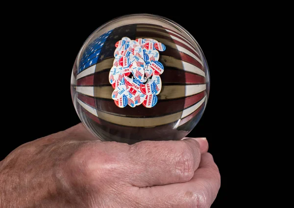 Mão de homem sênior segurando uma fortuna de vidro dizendo bola para prever os resultados das eleições nos EUA — Fotografia de Stock