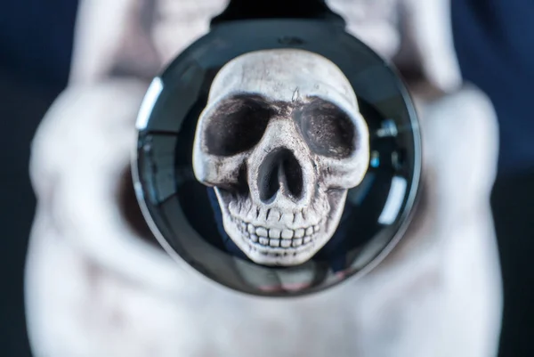 Calavera humana reflejada en una bola de vidrio con el cráneo original detrás para Halloween — Foto de Stock