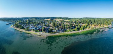 Washington Whidbey Adası 'ndaki sakin suları ve berrak gökyüzü ile Langley tatil köyünün nefes kesici manzarası.