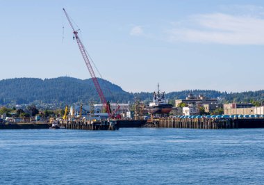 Findalgo Adası WA 'daki Anacortes limanında büyük bir balıkçı teknesi tamir ediliyor.