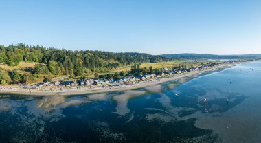 Washington Whidbey Adası 'ndaki Double Bluff Sahili' nin berrak gökyüzü ve sakin sularıyla nefes kesici manzarası.