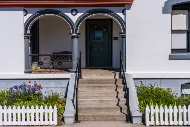 Whidbey Adası 'ndaki Fort Casey Eyalet Parkı' ndaki Deniz Kuvvetleri Baş Feneri.