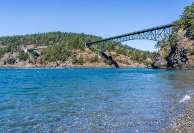 Whidbey Adası ve Fidalgo Adası 'ndaki eyalet parkında tarihi köprü altında Aldatma Geçidi' nin çalkantılı suları