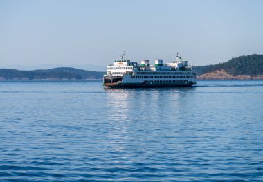Anacortes, WA - 23 Ağustos 2025: Washington State Ferry Yakima Anacortes yakınlarındaki San Juan Adaları arasında yelken açıyor