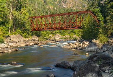 Washington eyaletindeki Wenatchee Nehri üzerindeki Tumwater Kanyonu boru hattı köprüsü, akıntıları yumuşatmak için uzun süre açık.