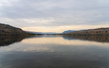Washington 'daki Pateros' tan Columbia Nehri 'nin sakin sularına bakın.