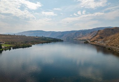 Maplecreek tarafından Columbia Nehri 'nin ve Washington eyaletindeki Orondo limanının insansız hava aracı görüntüsü.