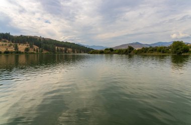 Pearrygin Gölü boyunca Washington 'un Cascade Dağları' ndaki Winthrop yakınlarındaki State Park 'a bakın.