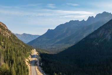 Kuzey Şelaleleri 'nin manzarası Washington Geçidi yakınlarındaki Ulusal Park' a bakıyor.