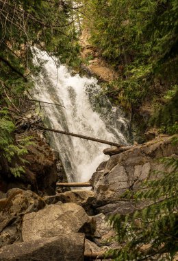 Washington 'da Winthrop yakınlarındaki Falls Creek Şelalesi' nin uzun soluklu görüntüsü.