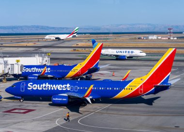 Seattle, WA - 30 Ağustos 2025: Birleşik İniş ve Emirlikler A380 ile D4 kapısında güneybatı uçakları