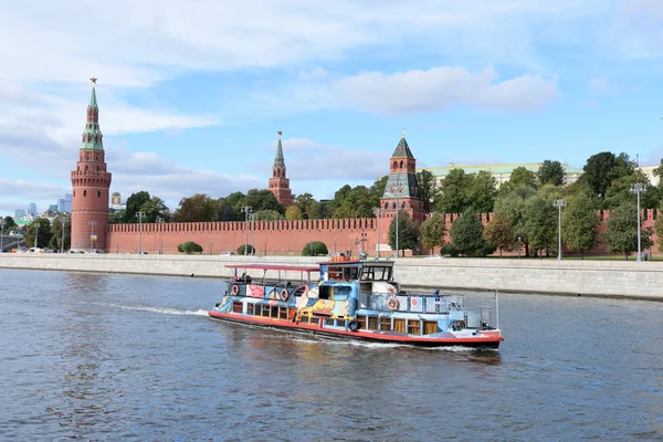 Barco Agradável Fundo Kremlin Moscovo Moscou Rússia Setembro 2018 — Fotografia de Stock