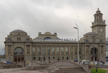 Kievsky Tren İstasyonu bulutlu bir sonbahar gününde. Rusya 6 Ekim 2018