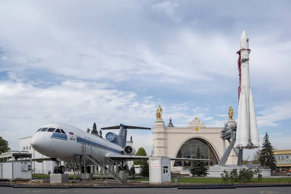 Vliegtuig Jak Tegenover Het Paviljoen Cosmos Exhibition Center Moskou Rusland Rechtenvrije Stockafbeeldingen