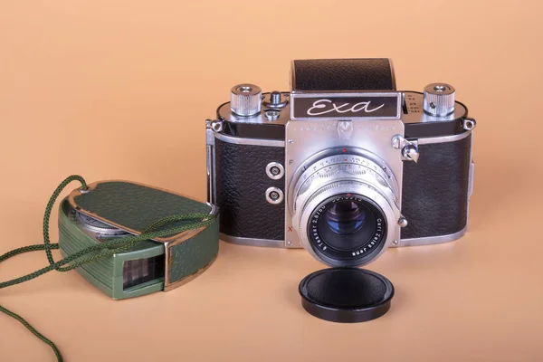 Old German camera EXA. 1961 release and light meter. — Stock Photo, Image