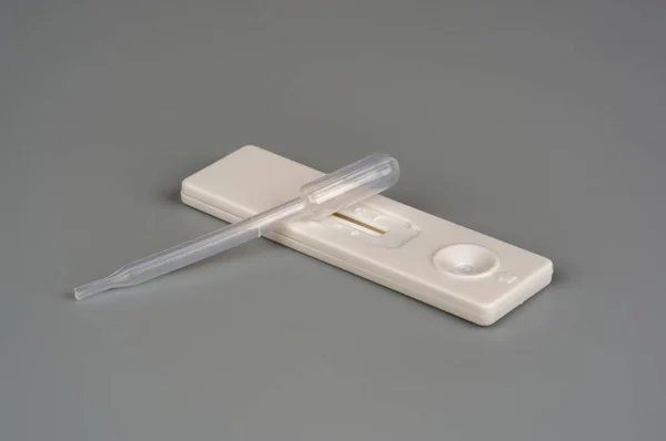Gri arka plan üzerinde pipet ile gebelik testi sopa — Stok fotoğraf