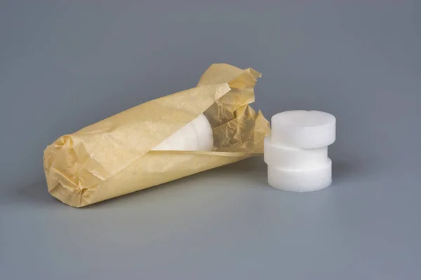 Hexamine Solid Fuel embrulhado em papel sobre fundo cinza — Fotografia de Stock