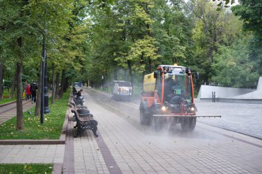 Parkta sulama makinesi.