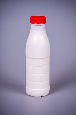 bir plastik şişe süt