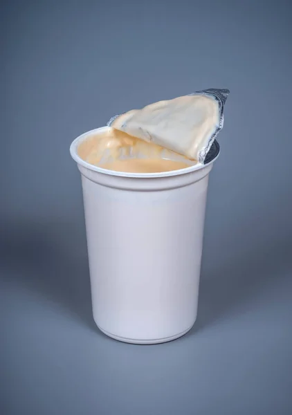Кислый молочный напиток в пластиковой упаковке — стоковое фото