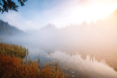 Ulusal Park Tre Cime di Lavaredo 'daki sisli göl Antorno' nun büyüleyici görüntüsü. Mekan Auronzo, Misurina, Dolomiti Alpleri, Güney Tyrol, İtalya, Avrupa. Dramatik sabah sahnesi. Güzellik dünyası.