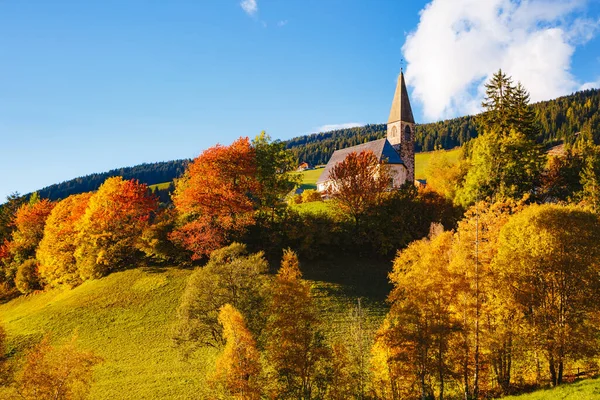 Santa Magdalena köyündeki Alp tepelerinin sihirli görüntüsü. Huzurlu köy manzarası. Ünlü yer Funes Valley, Odle Group, Dolomiti Alpleri. Bolzano bölgesi, Güney Tyrol, İtalya. Avrupa. Güzellik dünyası
