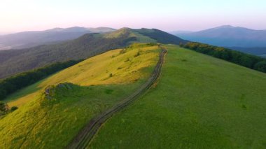 Kuşbakışı manzaralı yeşil tepeler. UHD 4k video ile çekildi.