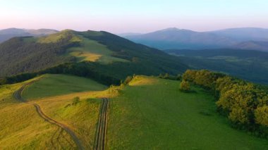 Kuşbakışı bakınca muhteşem yeşil tepeler. UHD 4k video ile çekildi.