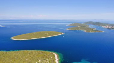 Losinj adasından küçük Ilovik adasının muhteşem manzarası. UHD 4k video ile çekildi.