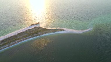 Adanın kenarı suda kayboluyor. 4k, İHA videosu ile çekilmiştir..