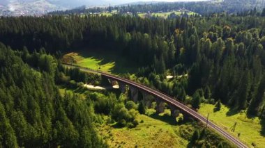 Eski bir Avusturya viyadük üzerinde İHA uçağı bir yaz günü. UHD 4k video ile çekildi.