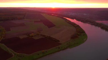 Bir kuşun gözünden huzurlu bir nehir yatağı. UHD 4k video ile çekildi.