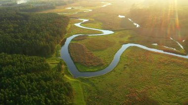 Şafak vakti dolambaçlı bir nehrin muhteşem hava görüntüleri. UHD 4k video ile çekildi.