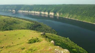 Nehir kanyonunun görkemli manzarası ve kuş bakışı yeşil tepeler. UHD 4k video ile çekildi.