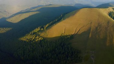 Bir yaz günü, kuş bakışı bir dağ yerleşiminden. UHD 4k video ile çekildi.