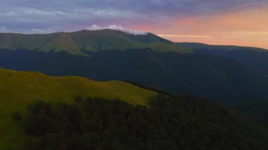 Akşam ışığında dağların görkemli yaz manzarası. 4k, İHA videosu ile çekilmiştir..