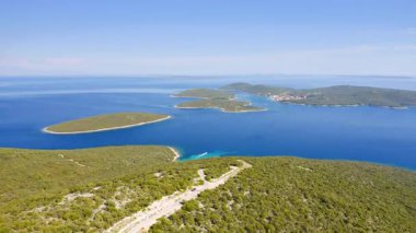 Losinj adasından küçük Ilovik adasının inanılmaz manzarası. UHD 4k video ile çekildi.