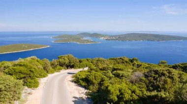 Losinj adasından küçük Ilovik adasının muhteşem manzarası. UHD 4k video ile çekildi.
