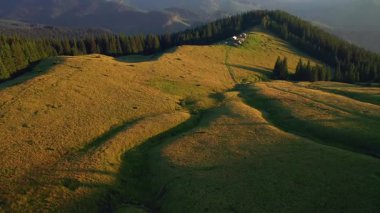 Akşam ışığında yeşil dağların harika görüntüleri. UHD 4k video ile çekildi.