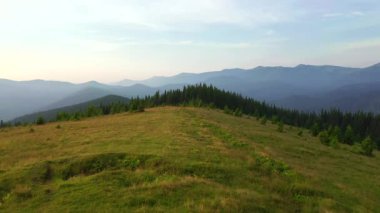 Vahşi dağların muhteşem hava görüntüleri. Carpathian Ulusal Doğa Parkı, Ukrayna.