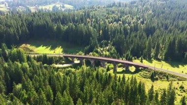 Eski bir Avusturya viyadük üzerinde İHA uçağı bir yaz günü. UHD 4k video ile çekildi.