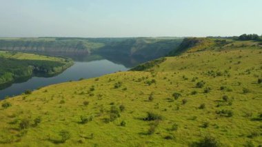 Büyük nehrin manzarası ve kuşbakışı yeşil vadi. UHD 4k video ile çekildi.
