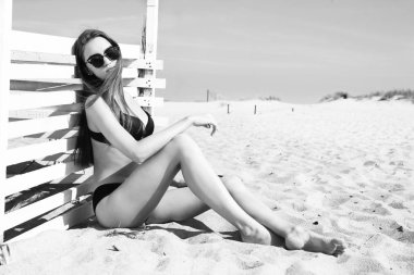 Plajda bikinili bir kadın