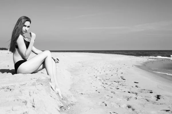 Plajda Bikinili Bir Kadın — Stok fotoğraf