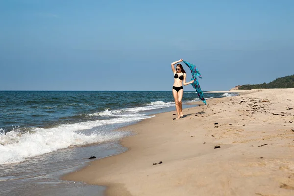 Portret Van Jonge Vrouw Zwarte Bikini Tropisch Strand — Stockfoto