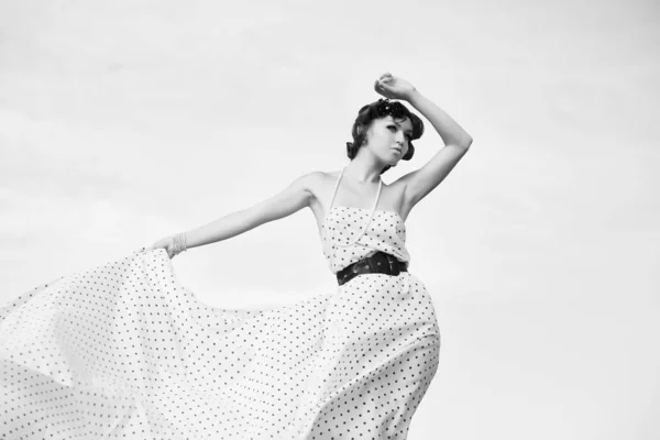 Schönes Mädchen Pinup Stil Frau Gepunktetem Kleid Model Posiert Auf — Stockfoto
