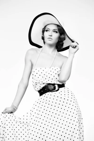 ピンナップスタイルで美少女 点線のドレスを着た女性屋根にポーズをとるモデル — ストック写真