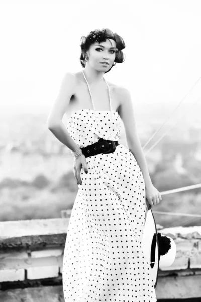 Pinup Tarzında Güzel Kız Noktalı Elbiseli Kadın Çatıda Poz Veren — Stok fotoğraf